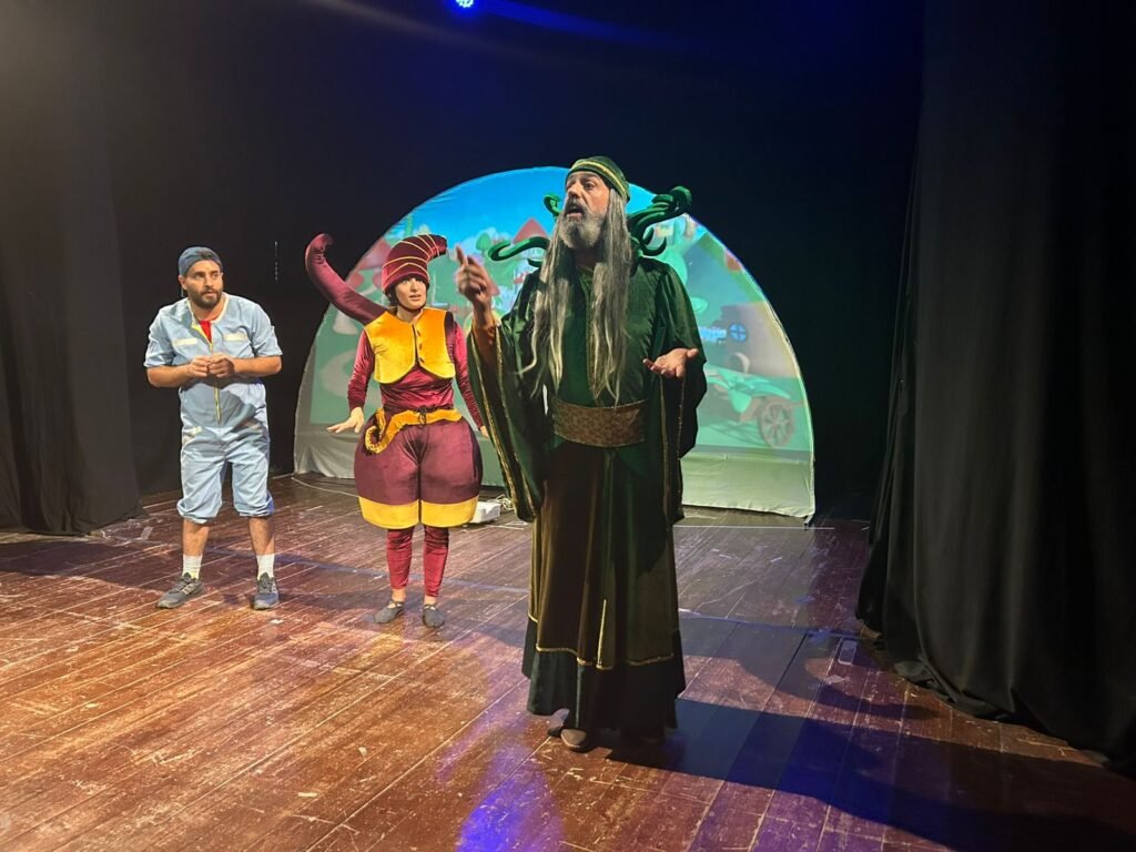 رحلة بصرية ممتعة مليئة بالمفاجآت، تسمح للأطفال بتخيل عالمهم الخاص الذي ينعكس على عالمنا الحالي...